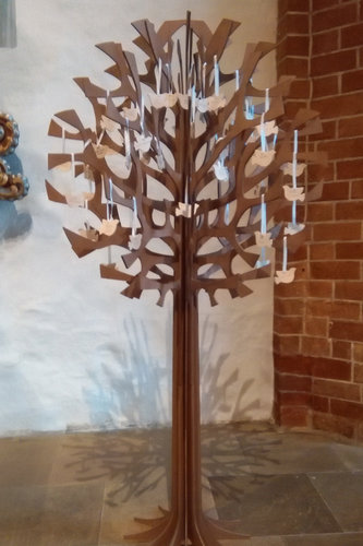 Paraisten kirkon kastepuu