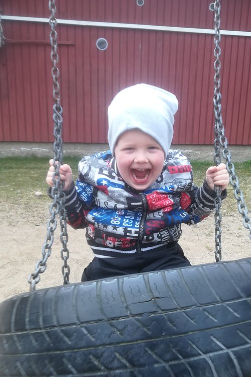 Lapsi keinumassa