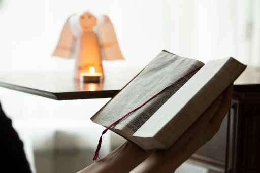 Naisten Kesken-raamattupiiri Raamattu